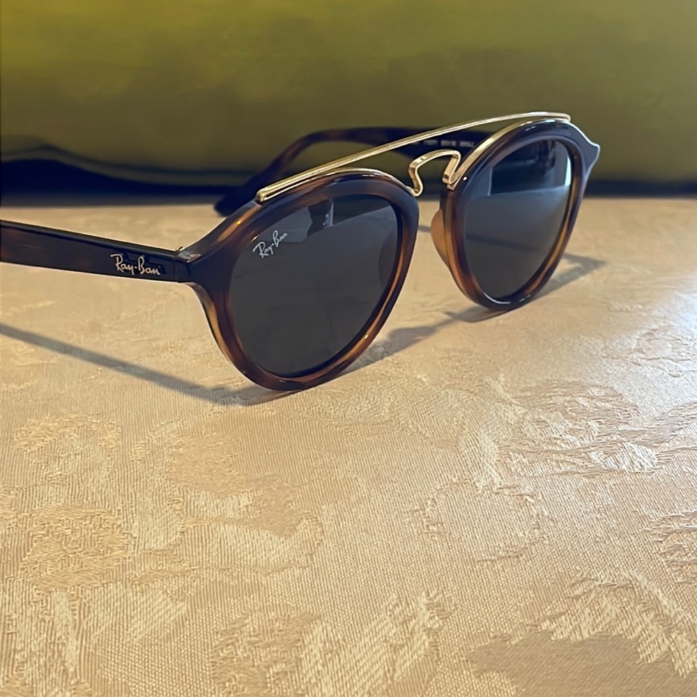 Ray Ban retro/contemporary Gatsby model. Polarized. Great shape! Leopard print.